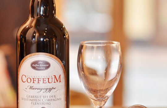 Flasche Kaffeebier mit Glas